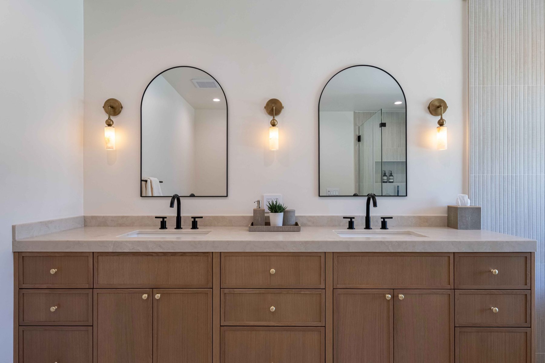Double-vanity primary bath with arched mirrors
